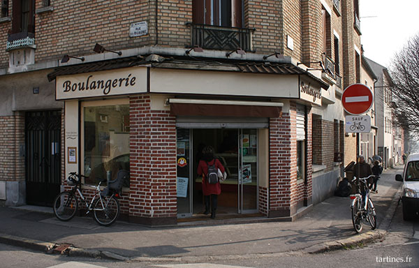 Boulangerie, à l'angle de la rue de la Beaune et de la rue Jules Ferry à Montreuil