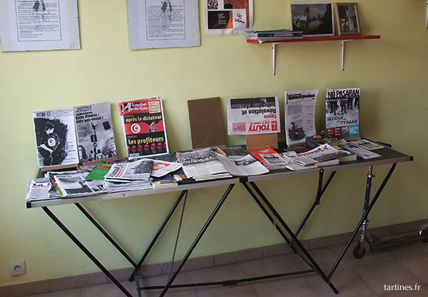 Une table dans un coin de la boulangerie, avec des tracts, des prospectus et autres pamphlets pro-anarcho-communistes syndicalistes. On a un peu de tout, ça va du NPA en passant par Arlette ou CNT...